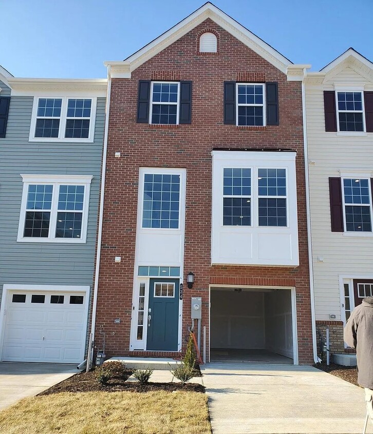 Building Photo - Beautiful 3-Story Townhouse with Exception...
