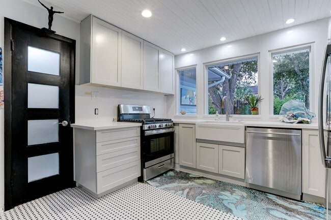 Building Photo - 4449 Shady Lake Dr