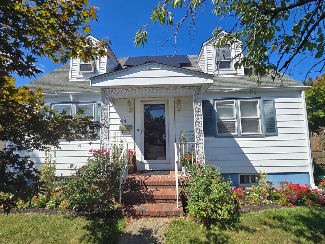 Foto principal - Single family home with 4-bedroom, 2 full ...
