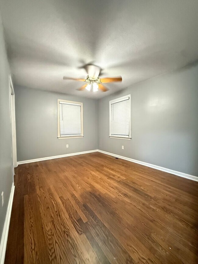 Foto del edificio - Charming 4-Bedroom Brick Ranch in Historic...