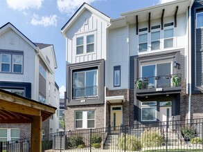 Building Photo - 606 W End Dr