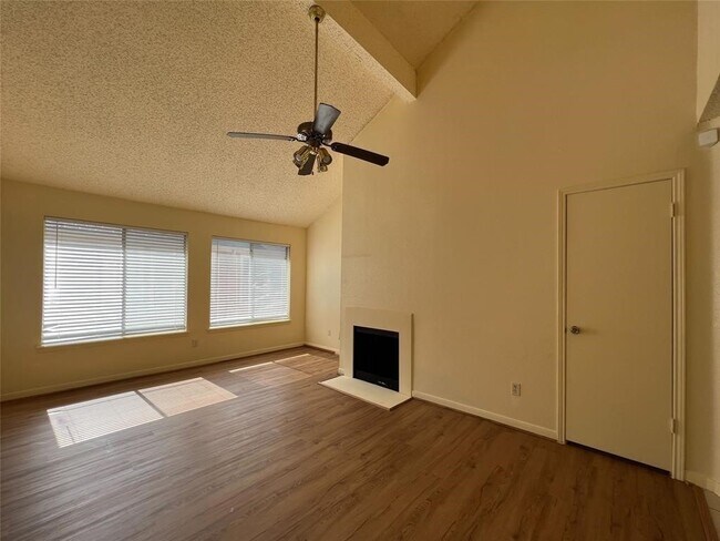 Building Photo - 12400 Overbrook Ln