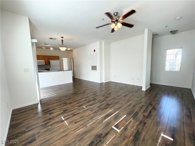 Foto del edificio - 3925 Legend Hills St