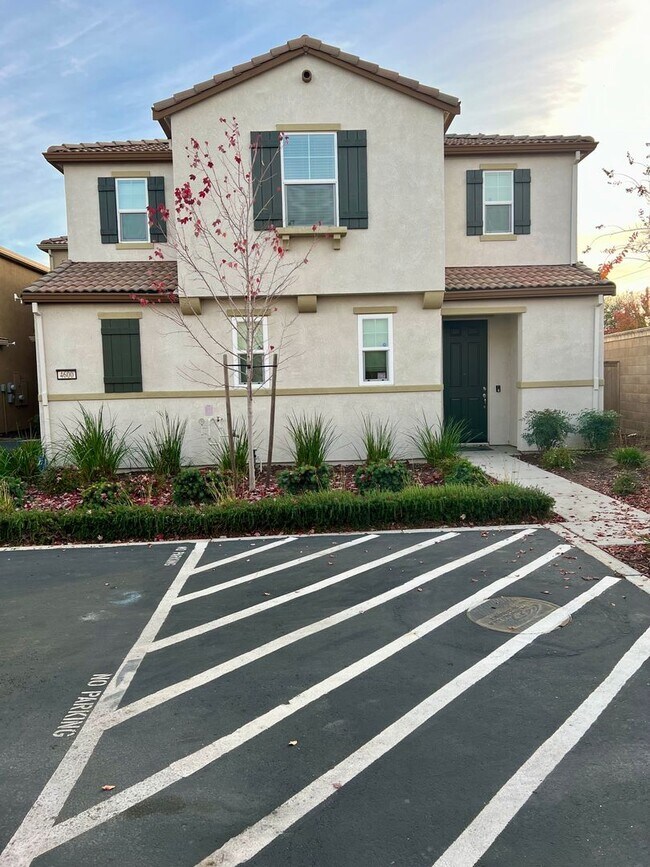 Building Photo - Sparkling and Spacious home in Elk Grove i...
