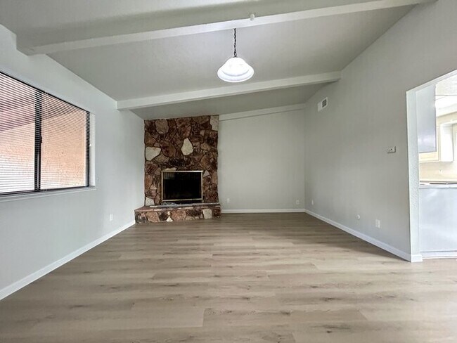 Building Photo - Adorable 3bd/2bth home in Sacramento!