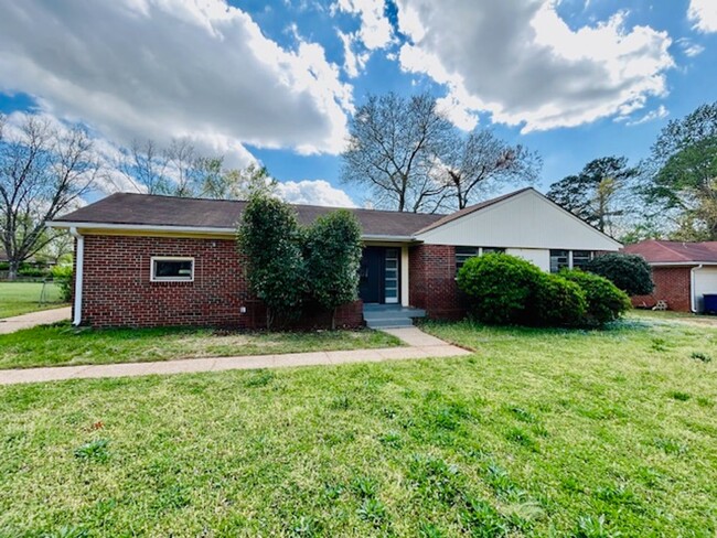 Building Photo - THREE BEDROOM/1 BATH BRICK RANCH - HUNTSVILLE