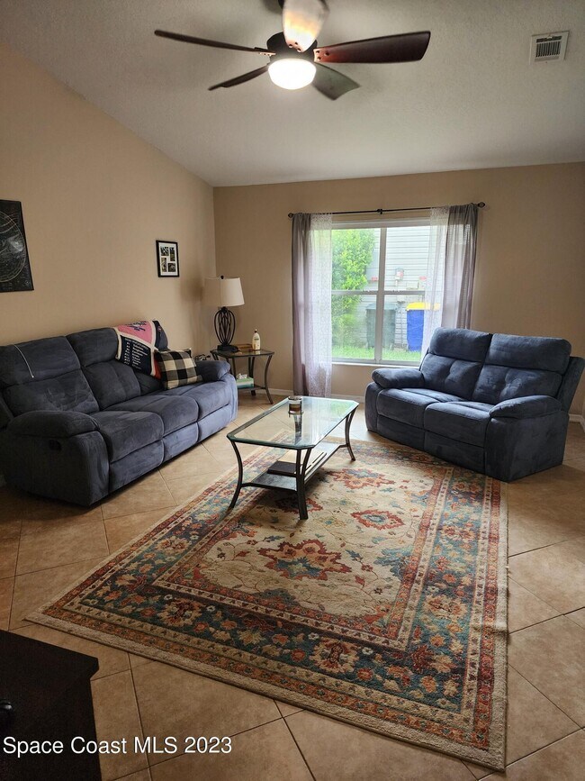 Building Photo - 890 Spirea Dr