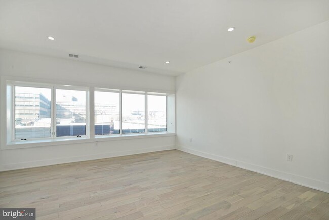 Building Photo - 2109 S Iseminger St