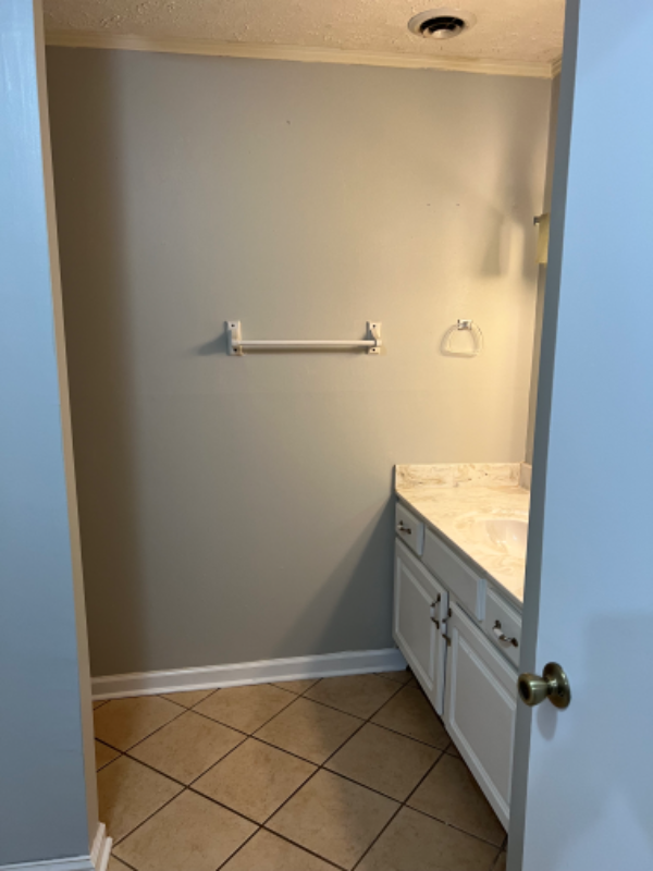 Building Photo - 296 Knoll Dr