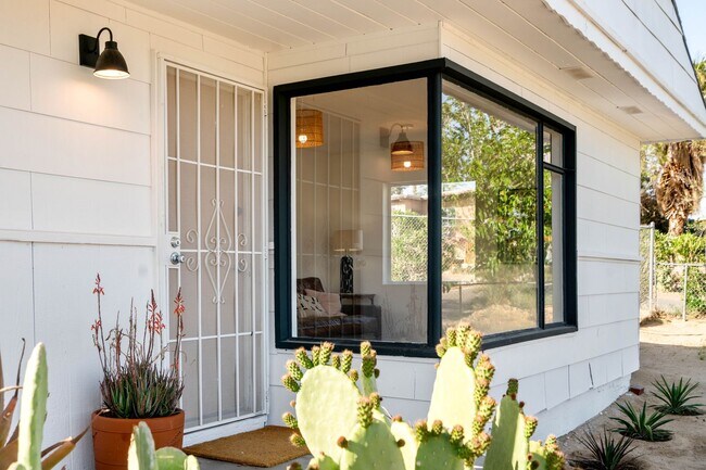 Foto del edificio - Modern 3-Bedroom Desert Bungalow with Stunning Views – Unfurnished - Price reflects MOVE IN SPECI...