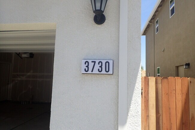 Foto del edificio - Gorgeous Brand New 4 bed 3 bath 2 story ho...