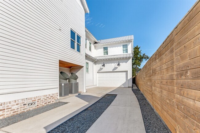 Building Photo - 709 E 13th St