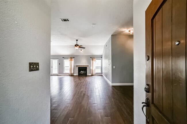 Foto del edificio - 8131 Split Oak Dr
