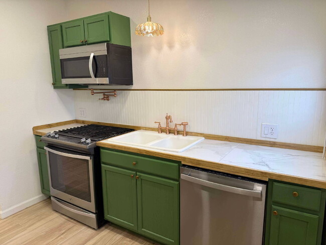 Building Photo - "Charming 1-Bedroom Retreat in Mountain Ho...