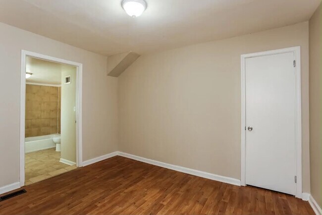 Foto del edificio - 2121 Cherry Ln
