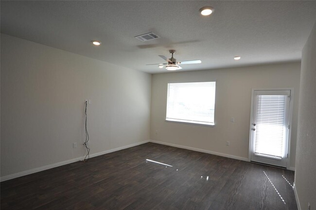 Building Photo - 717 Mais Dr