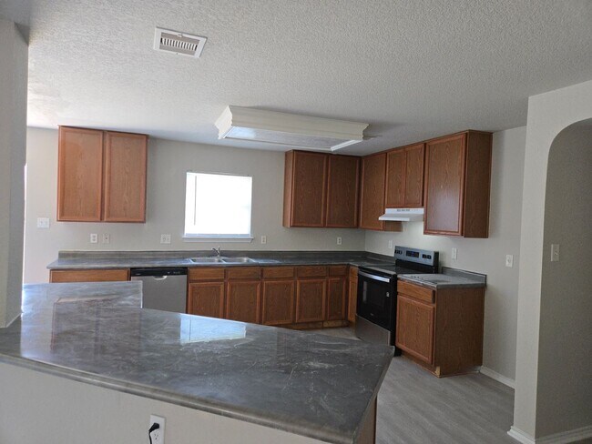 Building Photo - Spacious 4 Bedroom 2.5 Bath 2 Car Garage i...