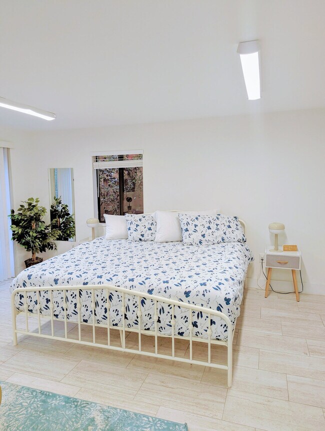 Building Photo - 1323 SW 22nd Ave