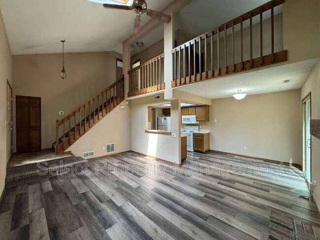 Foto del edificio - 4904 Pinebrook Dr