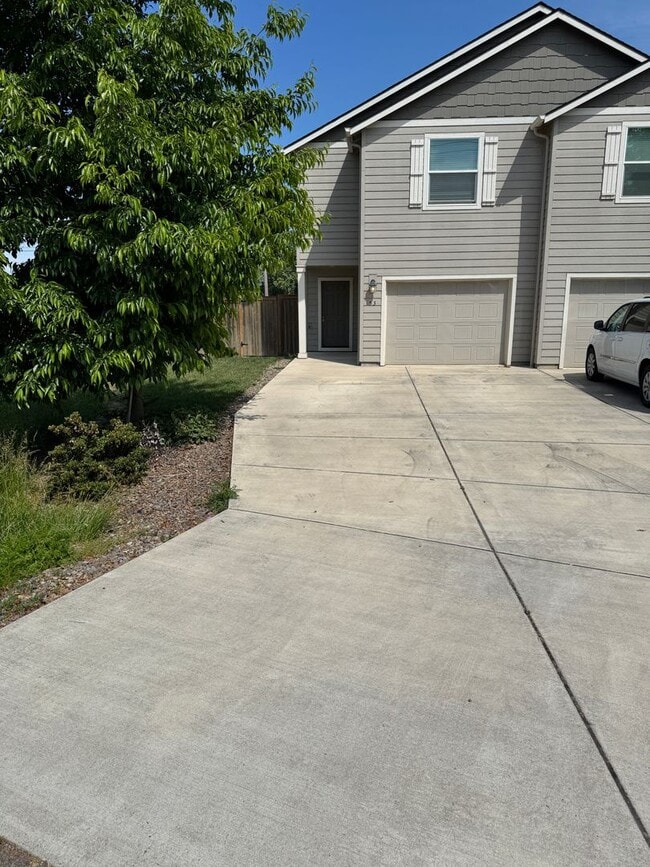 Photo - Quiet 3 bedroom/2.5 bathroom duplex! House