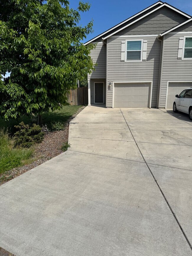 Foto del edificio - Quiet 3 bedroom/2.5 bathroom duplex!