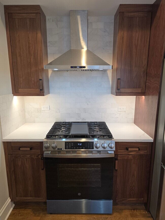 Foto del edificio - 240 Lathrop Ave