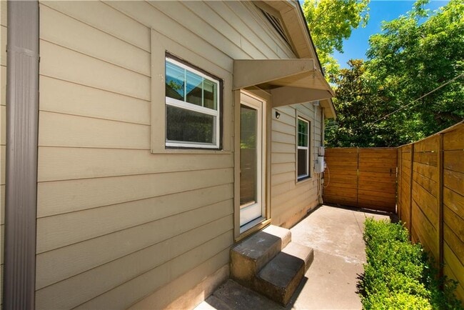 Building Photo - 906 E 53rd St