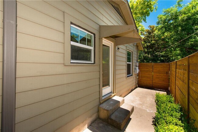 Foto del edificio - 906 E 53rd St