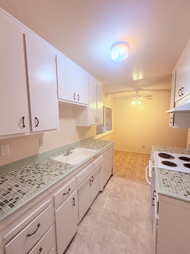 Building Photo - 904 Dornajo Way