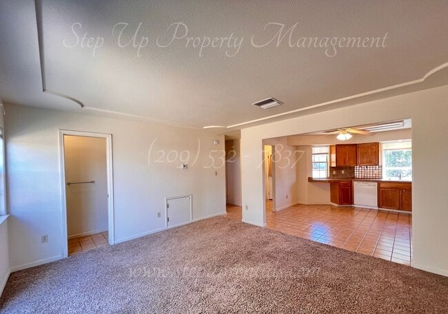 Building Photo - 3 Bedroom 1.5 Bath Townhome near Racetrack Neighborhood!