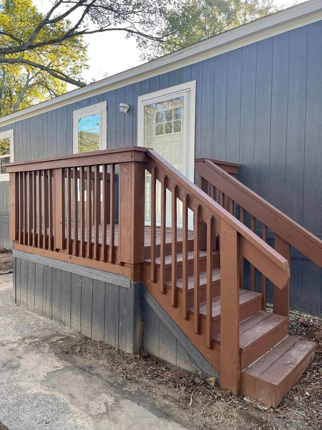 Foto del edificio - 106 E Semands St