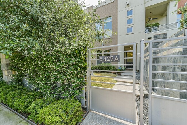 Building Photo - 5425 Hidalgo St