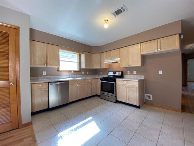 Building Photo - 28 Elm Ct