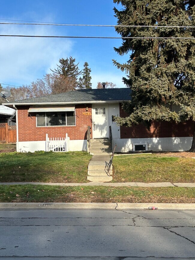 Building Photo - 1903 Bonnie Doon Ave
