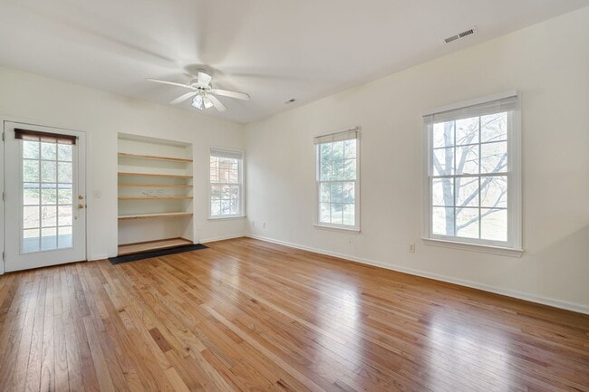 Building Photo - Renovated 4 bed/2.5 bath with beautiful ha...