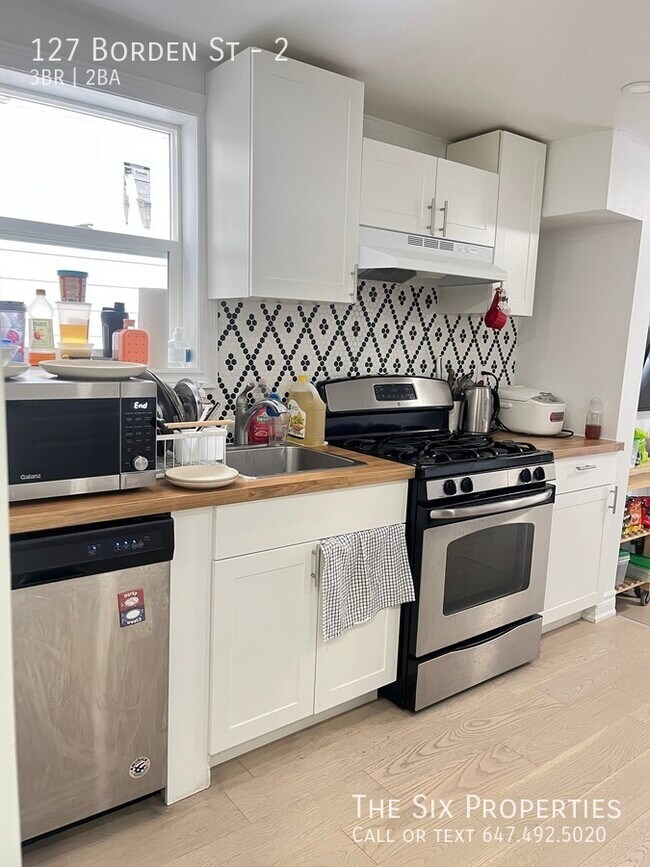 Photo du bâtiment - 3 Bed 1.5 Bath Newly Renovated Upper Level Apartment Near UoFT