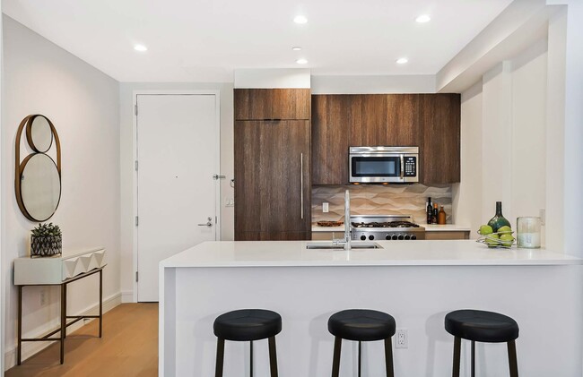 Building Photo - 695 6th Ave