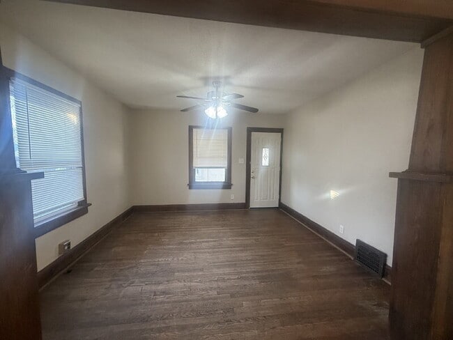 Building Photo - 2824 Des Moines St