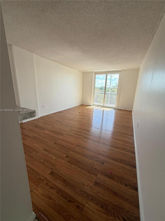 Foto del edificio - 16950 W Dixie Hwy