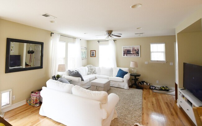 Building Photo - Bonus Loft!