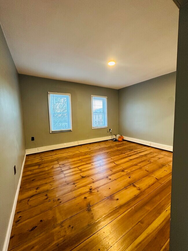 Large Living Room - 69 Winchester St