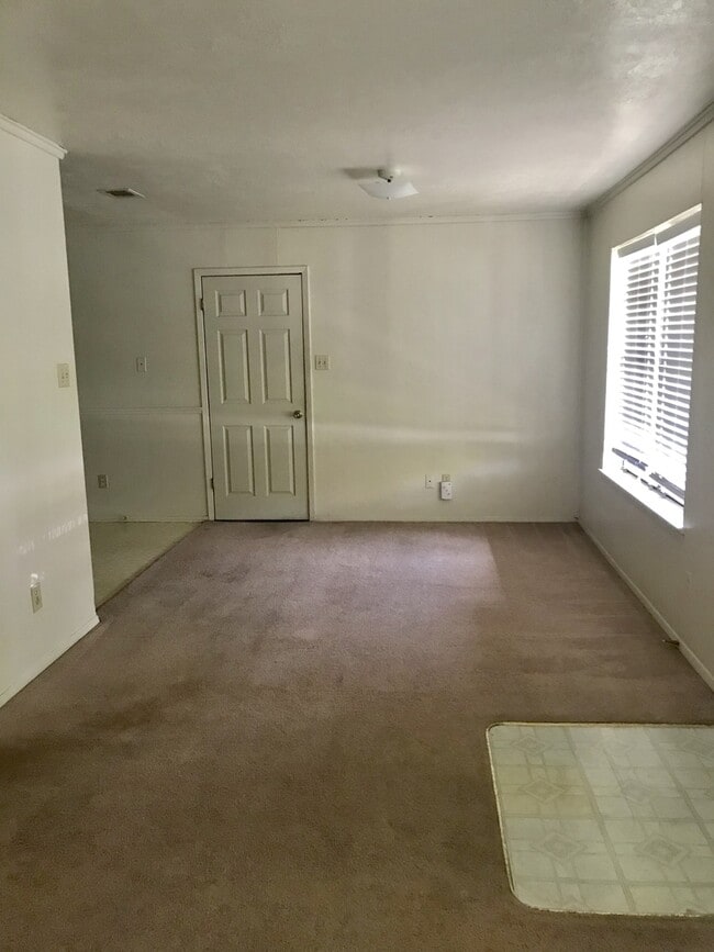 Building Photo - 3 Bedroom 2 Bath