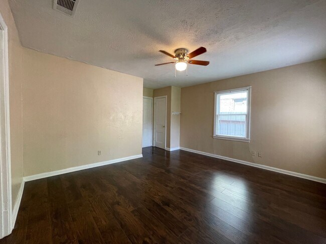 Building Photo - COMING SOON 2 BEDROOM 1 BATH HOME IN TCU AREA