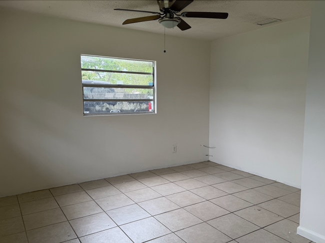 Building Photo - 580 NE 34th Ct