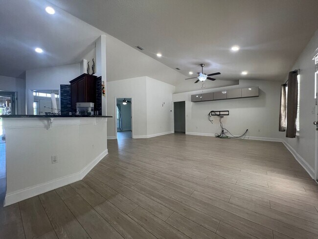 Foto del edificio - Beautifully updated 4 bedroom, 2 bath house