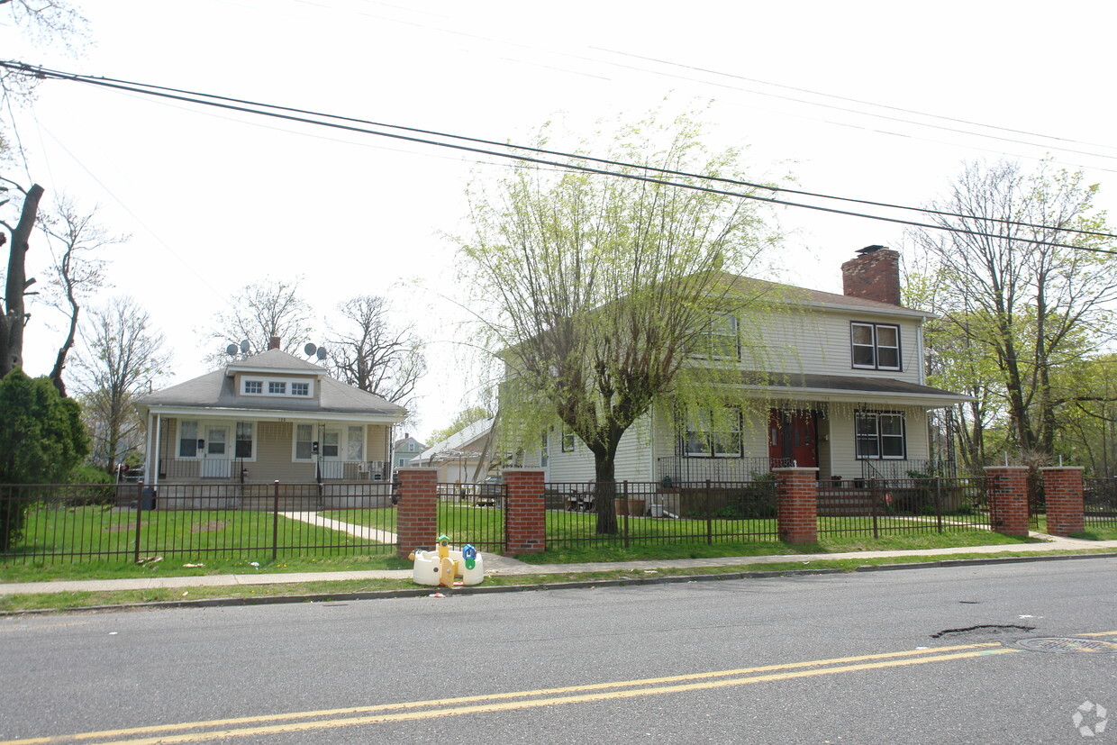 Primary Photo - 126-128 Chelsea Ave