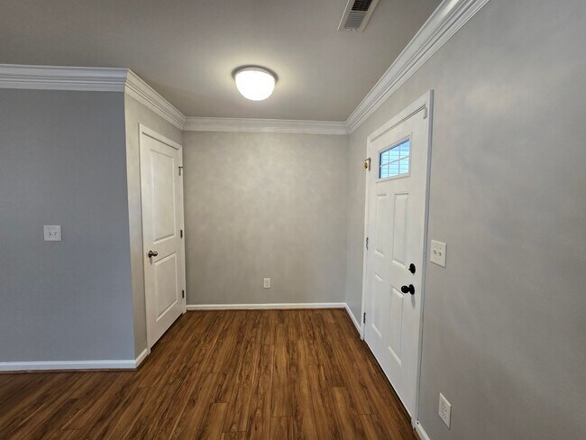 Foto del edificio - Beautiful  Home Available for Rent in Char...