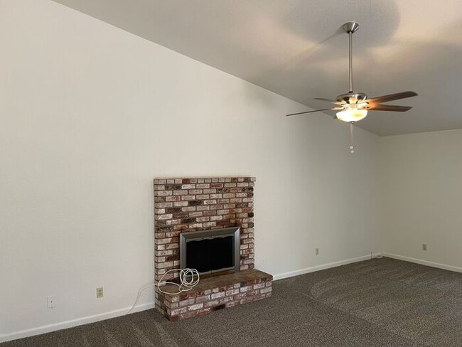 Building Photo - Modesto 3 Bedroom 2 Bath Home