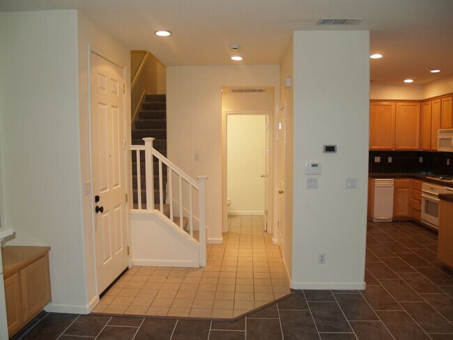 Building Photo - Scarlett Place Townhouse 3BD/2.5BA + Loft ...