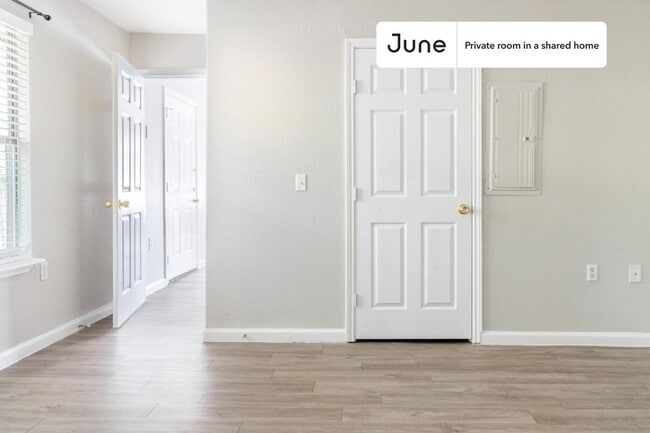 Building Photo - Room in Shared 3 bed/2 bath home
